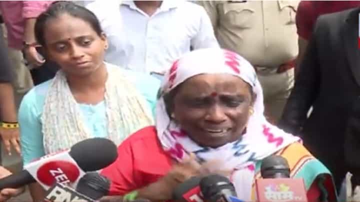 Badlapur School case : 'माझ्या मुलाला सोडा, मला कोणी नाहीये...', कल्याण कोर्टाबाहेर आंदोलकाच्या आईनं फोडला हंबरडा Badlapur School case : 'माझ्या मुलाला सोडा, मला कोणी नाहीये...', कल्याण कोर्टाबाहेर आंदोलकाच्या आईनं फोडला हंबरडा