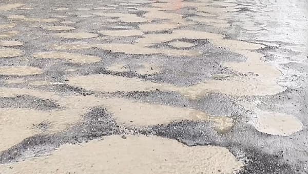 Kalyan Dombivli Potholes : हे रस्ते म्हणायचे की चाळण… कल्याण-डोंबिवलीतील या रस्त्याची दुर्दशा एकदा बघाच