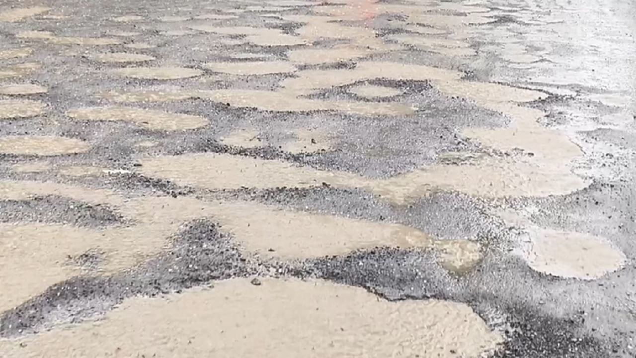 Kalyan Dombivli Potholes : हे रस्ते म्हणायचे की चाळण... कल्याण-डोंबिवलीतील या रस्त्याची दुर्दशा एकदा बघाच