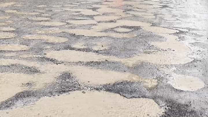 Kalyan Dombivli Potholes : हे रस्ते म्हणायचे की चाळण... कल्याण-डोंबिवलीतील या रस्त्याची दुर्दशा एकदा बघाच Kalyan Dombivli Potholes : हे रस्ते म्हणायचे की चाळण... कल्याण-डोंबिवलीतील या रस्त्याची दुर्दशा एकदा बघाच