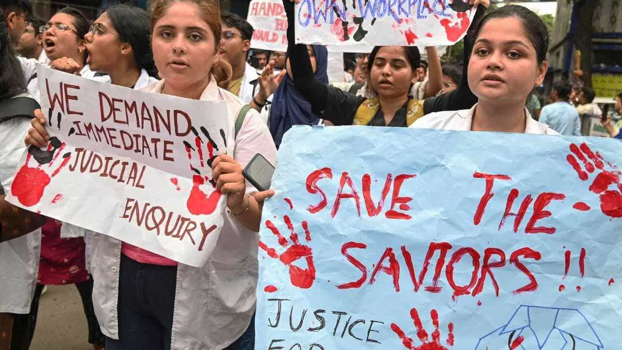 कोलकाताच्या आरजी कर मेडीकल कॉलेजमध्ये घडलेल्या घटनेमुळे संपूर्ण देशात संतापाची भावना आहे. येथे एका ज्यूनियर महिला डॉक्टरवर बलात्कार करुन तिची निर्घृणपणे हत्या करण्यात आली.