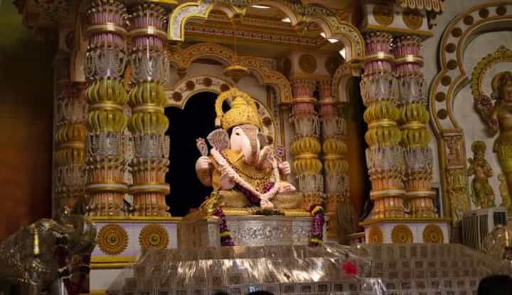 जेव्हा पुण्याच्या दगडूशेठ हलवाई गणपतीला 11 हजार आंब्यांचा महानैवेद्य दिला जातो जेव्हा पुण्याच्या दगडूशेठ हलवाई गणपतीला 11 हजार आंब्यांचा महानैवेद्य दिला जातो