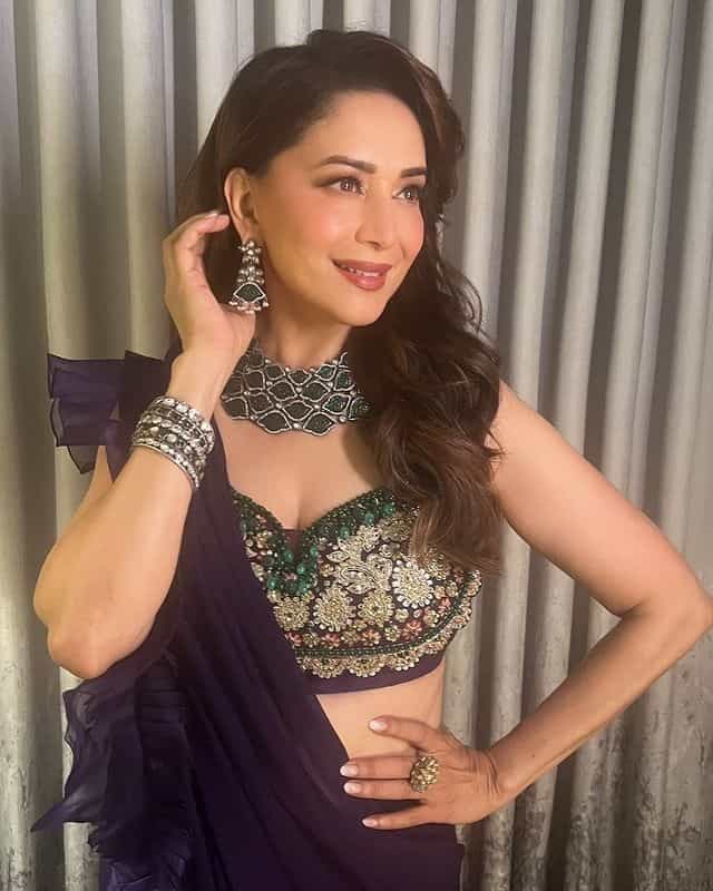 अभिनेत्री माधुरी दीक्षित कामय तिच्या सौंदर्यामुळे आणि सिनेमांमुळे चर्चेत असते. पण आता अभिनेत्री काही फोटोंमुळे चर्चेत आली आहे.