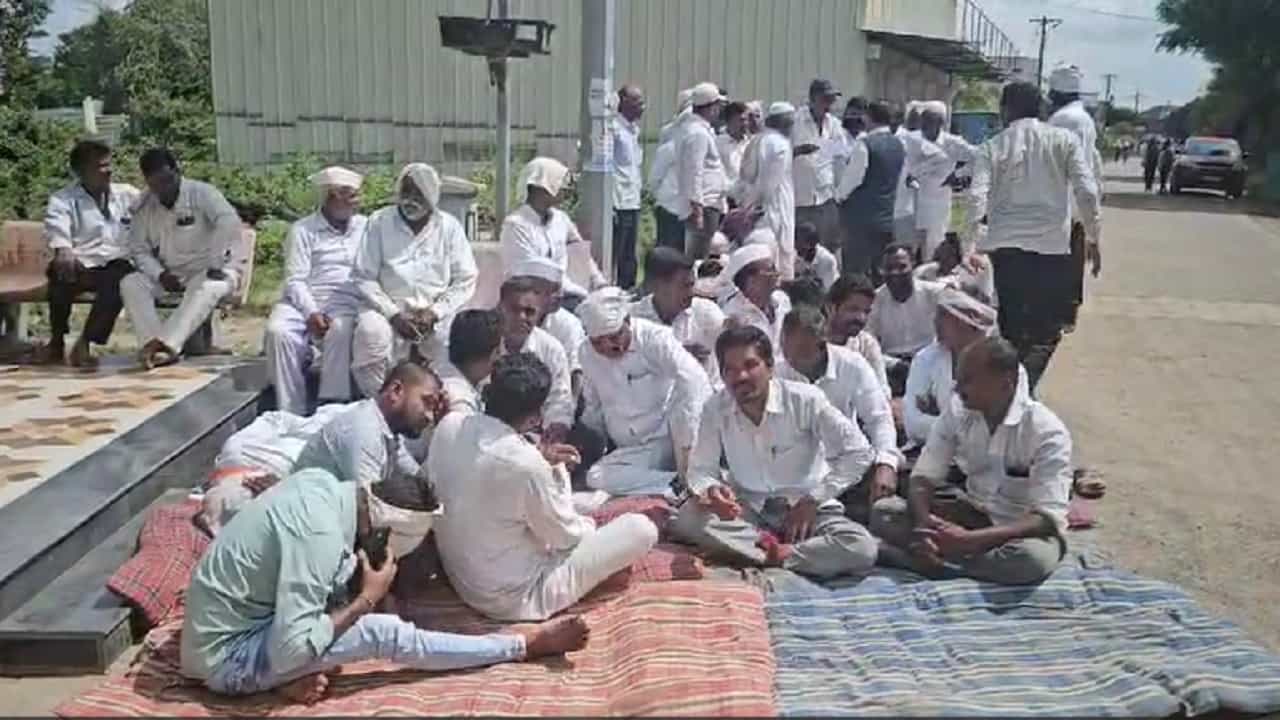 वळसे पाटलांच्या घरासमोर शेतकऱ्यांचं चार दिवसांपासून उपोषण, दिला थेट आत्महत्येचा इशारा