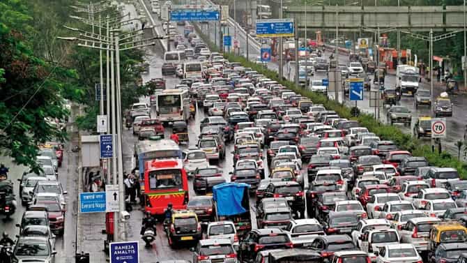 सायन पूल बंदचा फटका, मुंबईकरांना वाहतूक कोडींचा ताप, वाहनांच्या लांब, लांब रांगा