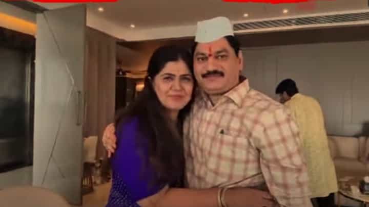 औक्षण, गळाभेट अन् छानसं गिफ्ट; पंकजा मुंडे आणि धनंजय मुंडेंचं बघा खास रक्षाबंधन औक्षण, गळाभेट अन् छानसं गिफ्ट; पंकजा मुंडे आणि धनंजय मुंडेंचं बघा खास रक्षाबंधन