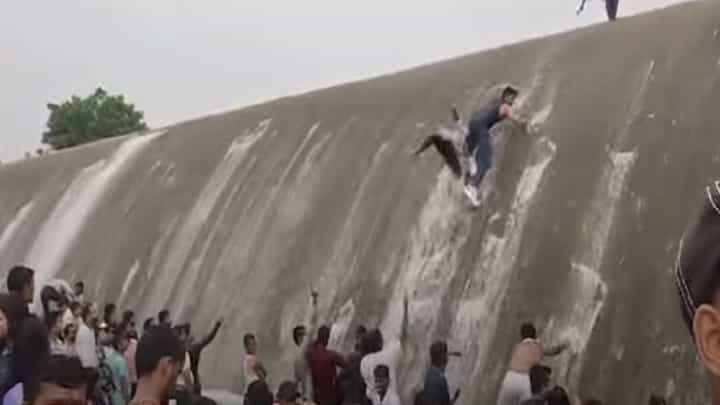 नागपुरच्या तलावावर स्टंटबाजी तरूणांच्या अंगाशी, ओव्हरफ्लो पॉईंटवर चढले अन्..., काय झालं तुम्हीच बघा? नागपुरच्या तलावावर स्टंटबाजी तरूणांच्या अंगाशी, ओव्हरफ्लो पॉईंटवर चढले अन्..., काय झालं तुम्हीच बघा?