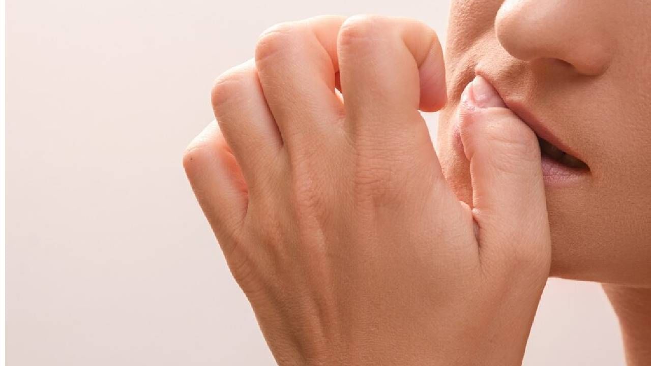 जास्त नखं चावल्याने हानिकारक जीवाणू आणि विषाणू तोंडातून बोटांपर्यंत आणि नखांपासून तुमच्या चेहऱ्यावर पसरू शकतात. यामुळे संसर्ग होण्याचा धोका वाढतो. या वाईट सवयीपासून मुक्त होण्यासाठी अनेकजण खूप प्रयत्न करतात, पण ही सवय सहजासहजी सुटत नाही.