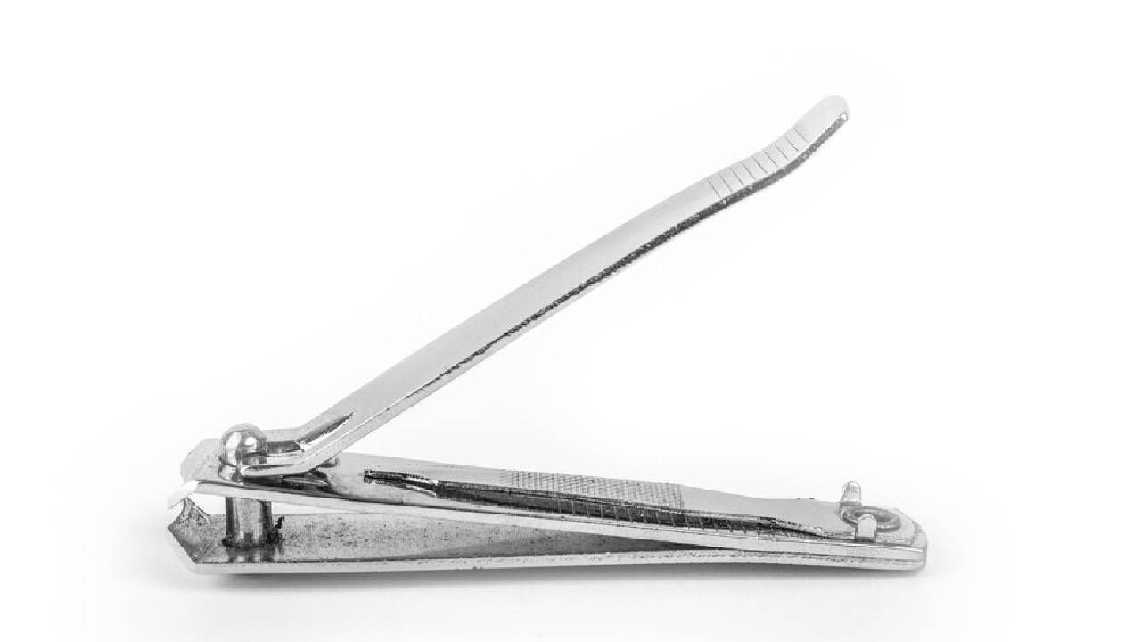 नेल कटरमध्ये दोन ब्लेड जोडल्यानंतर त्याची उपयुक्तता वाढते. तुम्ही ते कुठेही सोबत घेऊन जाऊ शकता. कारण ते खूपच लहान असते, तसेच अनेक कारणांसाठी वापरले जाऊ शकते. हे बाटलीचे झाकण उघडण्यासाठी, ड्रिलिंग करण्यासाठी आणि एखादी गोष्ट, वस्तू कापण्यासाठी केला जाऊ शकतो.