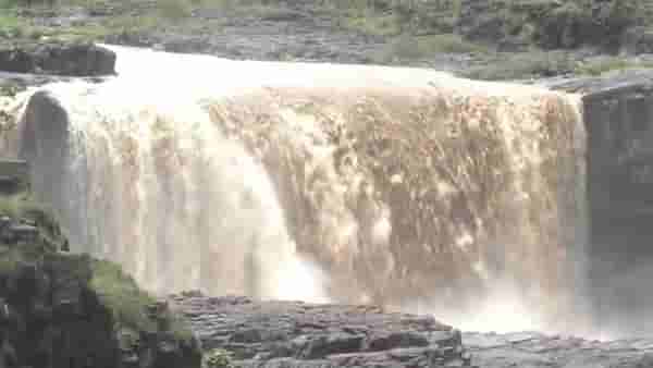 Sahasrakund Waterfall : निसर्गरम्य परिसर अन् पांढराशुभ्र फेसाळणारा धबधबा, ‘सहस्त्रकुंड’ पाहण्यासाठी पर्यटकांची गर्दी