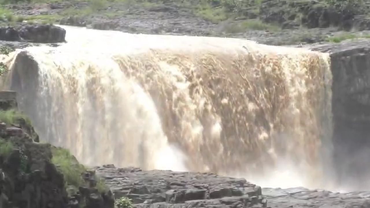 Sahasrakund Waterfall : निसर्गरम्य परिसर अन् पांढराशुभ्र फेसाळणारा धबधबा, 'सहस्त्रकुंड' पाहण्यासाठी पर्यटकांची गर्दी