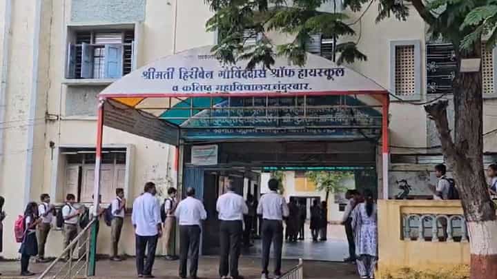 बदलापूरची घटना ताजी असताना नंदुरबारमध्येही धक्कादायक प्रकार, शाळेतील सफाई कामगाराने 5 वीत शिकणाऱ्या... बदलापूरची घटना ताजी असताना नंदुरबारमध्येही धक्कादायक प्रकार, शाळेतील सफाई कामगाराने 5 वीत शिकणाऱ्या...