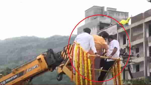 अररर…. थोडक्यात बचावले; कोल्हे, जयंत पाटील शिवरायांच्या पुतळ्याला हार घालताना झुकली क्रेन अन्.. ; बघा VIDEO