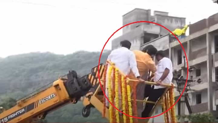 अररर.... थोडक्यात बचावले; कोल्हे, जयंत पाटील शिवरायांच्या पुतळ्याला हार घालताना झुकली क्रेन अन्.. ; बघा VIDEO अररर.... थोडक्यात बचावले; कोल्हे, जयंत पाटील शिवरायांच्या पुतळ्याला हार घालताना झुकली क्रेन अन्.. ; बघा VIDEO