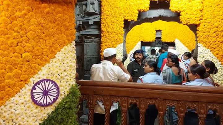 स्वातंत्र्यदिनानिमित्त विठुरायाला तिरंगी उपरणं अन् सुरेख पोशाख; पंढरपूरचं मंदिर पाना-फुलांनी सजलं स्वातंत्र्यदिनानिमित्त विठुरायाला तिरंगी उपरणं अन् सुरेख पोशाख; पंढरपूरचं मंदिर पाना-फुलांनी सजलं