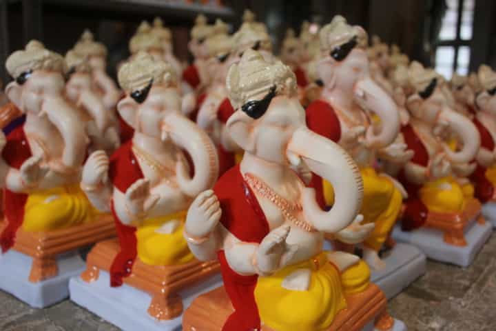 यंदा पेणमधून 26 हजार गणेश मूर्ती परदेशात रवाना यंदा पेणमधून 26 हजार गणेश मूर्ती परदेशात रवाना