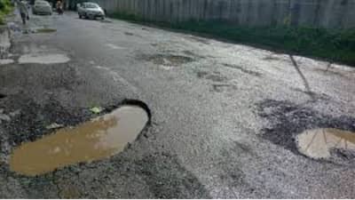 रस्त्यावर खड्डा निर्माण झाला, उचला मोबाईल व्हॉट्सअ‍ॅपद्वारे करा तक्रार, 24 तासांत दुरुस्ती