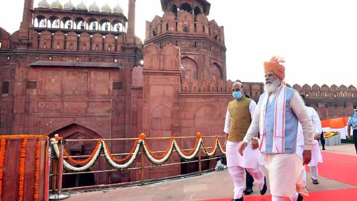Independence Day 2024 : नरेंद्र मोदींना 'गार्ड ऑफ ऑनर', लाल किल्ल्यावर अशी झाली पंतप्रधानांची एन्ट्री Independence Day 2024 : नरेंद्र मोदींना 'गार्ड ऑफ ऑनर', लाल किल्ल्यावर अशी झाली पंतप्रधानांची एन्ट्री