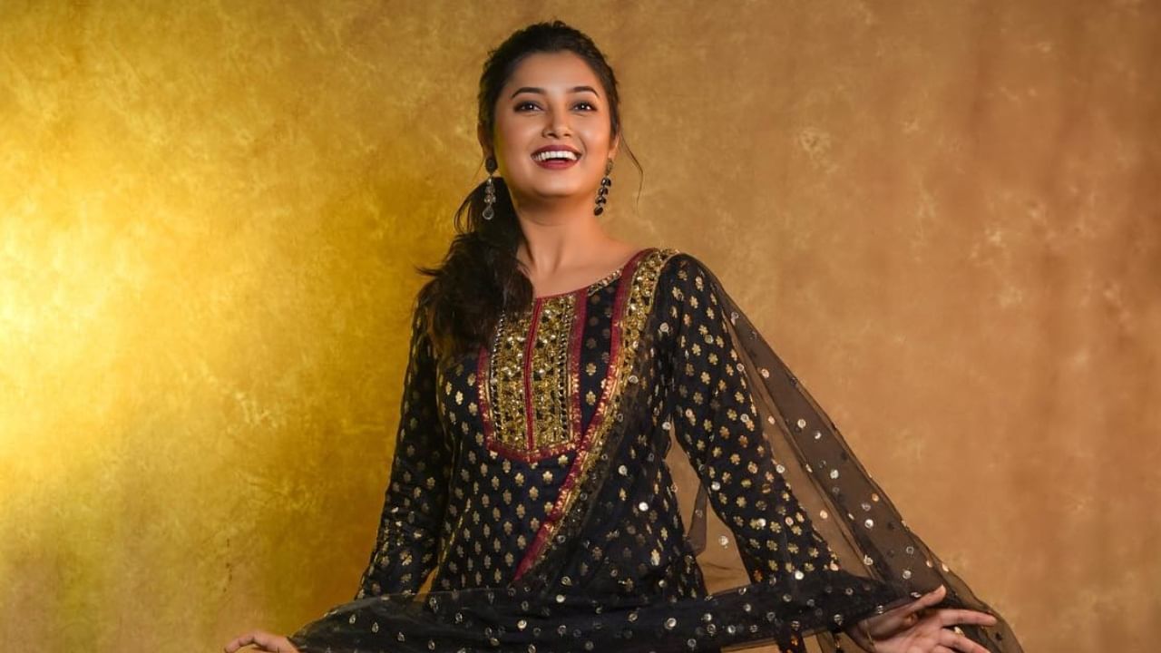 मराठमोळी अभिनेत्री प्राजक्ता माळी ही लोकप्रिय अभिनेत्रींपैकी एक आहे. प्राजक्ताने अभिनयाच्या जोरावर प्रेक्षकांच्या मनात एक वेगळे स्थान निर्माण केलं आहे.