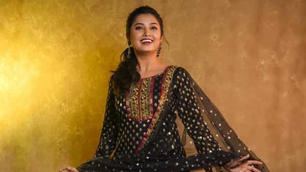 मराठमोळी अभिनेत्री प्राजक्ता माळी ही लोकप्रिय अभिनेत्रींपैकी एक आहे. प्राजक्ताने अभिनयाच्या जोरावर प्रेक्षकांच्या मनात एक वेगळे स्थान निर्माण केलं आहे.