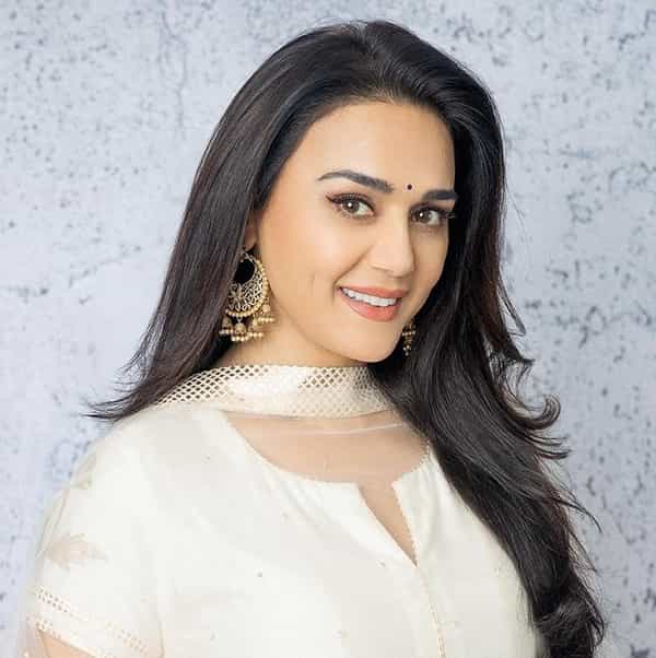 अभिनेत्री प्रिती झिंटा आता बॉलिवूडमध्ये सक्रिय नसली तरी सोशल मीडियावर कायम सक्रिय असते. आता देखील अभिनेत्री सोशल मीडियावरील फोटोंमुळे चर्चेत आली आहे.