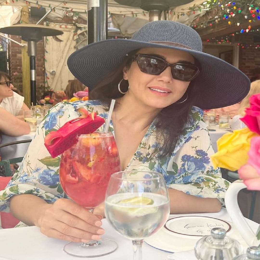 प्रिती सोशल मीडियावर कायम सक्रिय असते. सोशल मीडियावर प्रितीच्या चाहत्यांची संख्या देखील फार मोठी आहे. आता अभिनेत्री परदेशात कुटुंबासोबत आनंदी आयुष्य जगत आहे. 