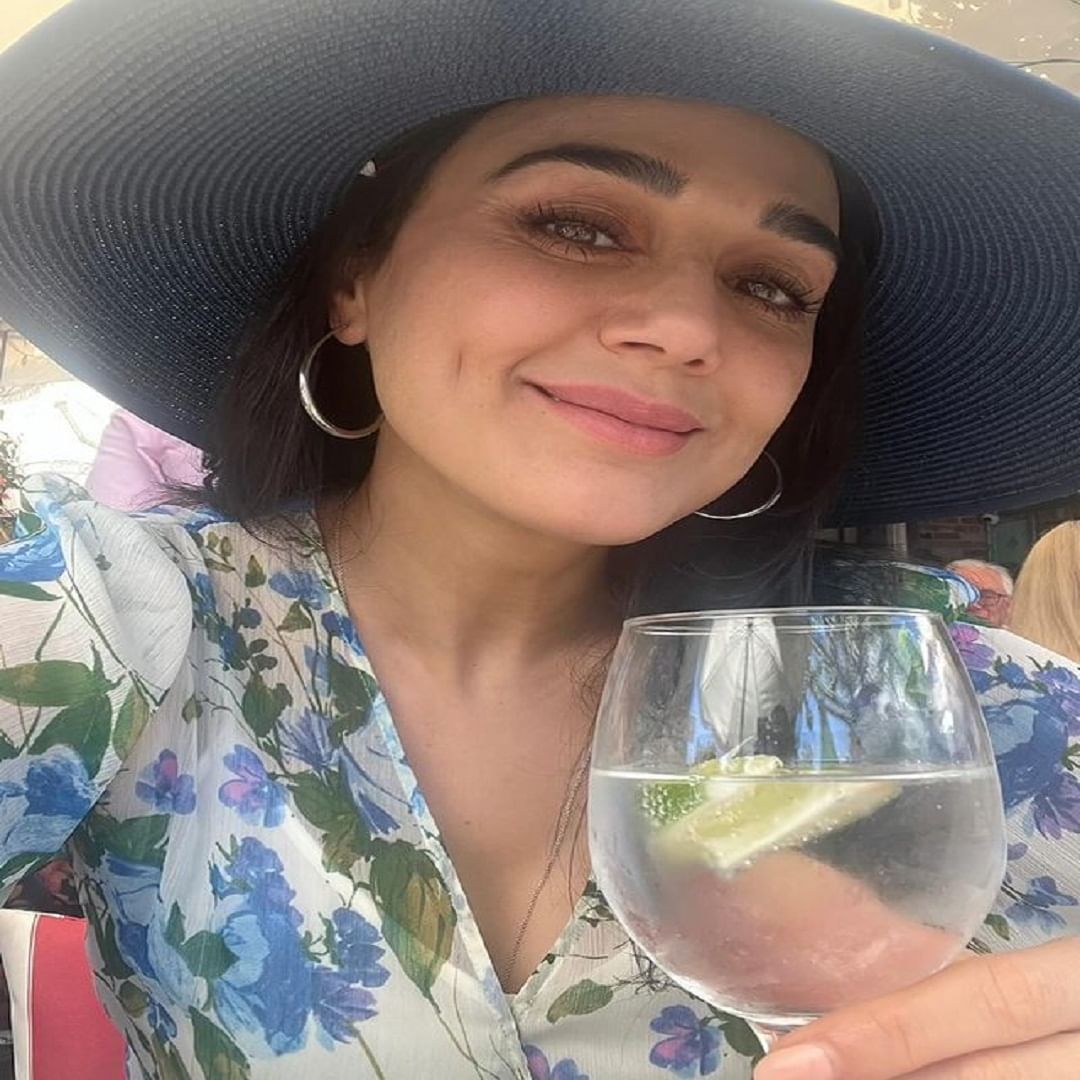 वयाच्या 49 व्या वर्षी देखील अभिनेत्री प्रचंड सुंदर दिसते. प्रिती फक्त पारंपरिक लूकमध्येच नाही तर, वेस्टर्न लूकमध्ये देखील बोल्ड आणि ग्लॅमरस दिसते. 