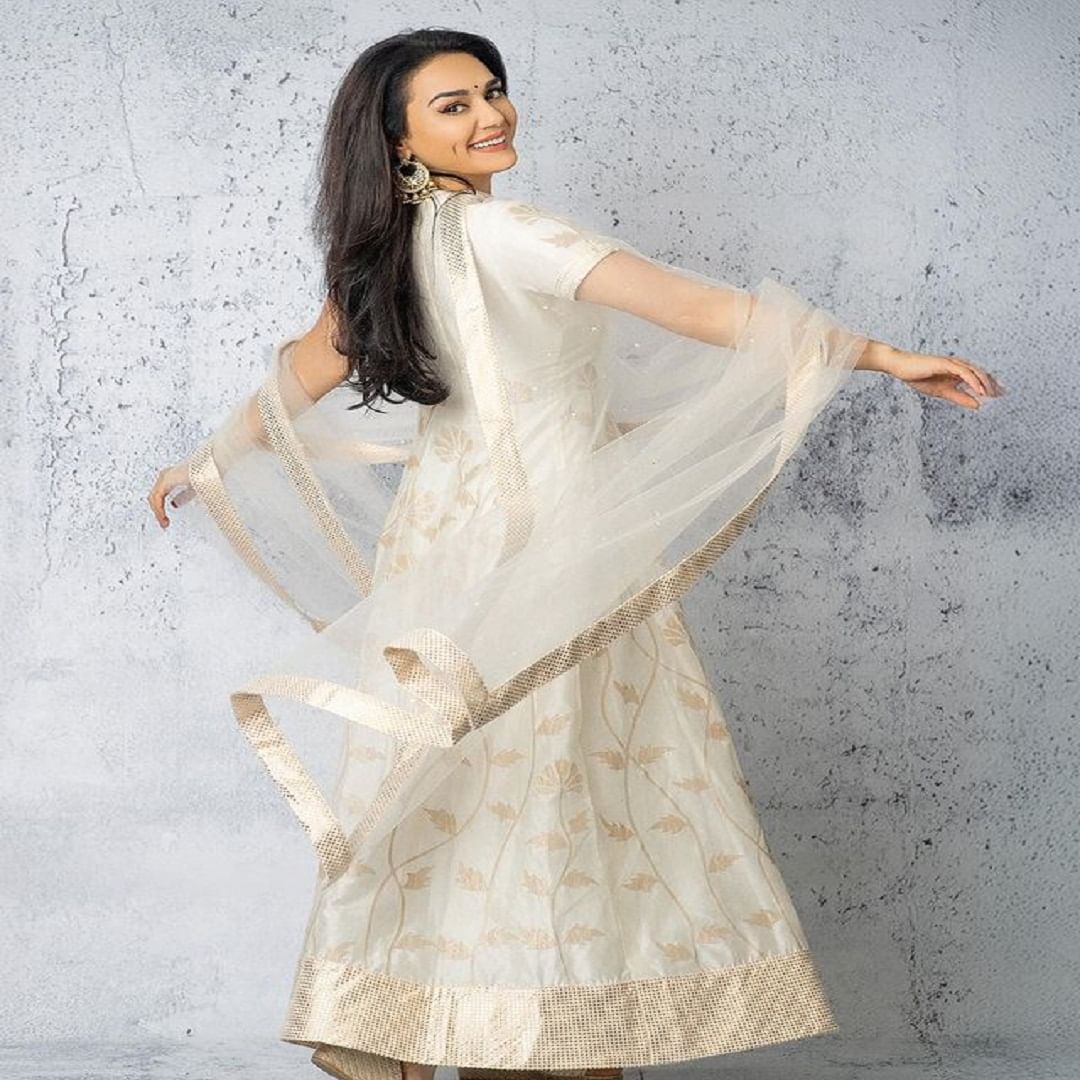 प्रितीने स्वतःचे काही फोटो इन्स्टाग्रामवर पोस्ट केले आहेत. फोटोंमध्ये अभिनेत्री प्रचंड सुंदर दिसत आहे. चाहत्यांना देखील अभिनेत्रीचा लूक आवडला आहे. 