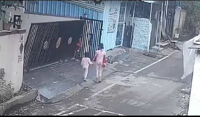 पुण्यात लोखंडी गेट अंगावर पडल्याने 4 वर्षाच्या चिमुकलीचा दुर्दैवी मृत्यू VIDEO