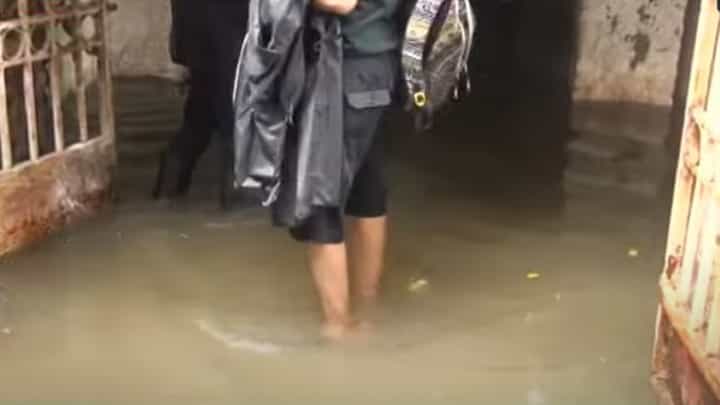 मुसळधार पाऊस त्यात खडकवासलातून विसर्ग अन् पुण्यात पुन्हा पूरस्थिती... जीव वाचवण्यासाठी लोकांची धडपड मुसळधार पाऊस त्यात खडकवासलातून विसर्ग अन् पुण्यात पुन्हा पूरस्थिती... जीव वाचवण्यासाठी लोकांची धडपड