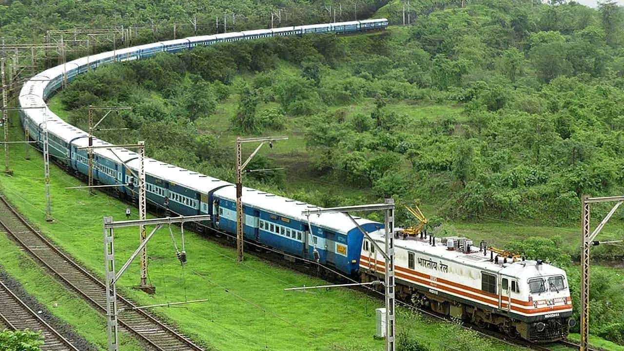 एक तिकीट, 8 रेल्वे अन् 56 दिवस प्रवास...ना दंड ना एक्स्ट्रा चार्ज, कसे बुक करावे हे ट्रेन तिकीट