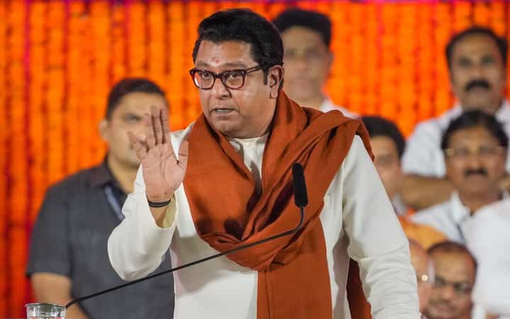 पुढील तीन साडे तीन महिन्यात पवार जितक्या पाहीजे तेवढ्या दंगली घडवतील, राज ठाकरे यांचा थेट आरोप पुढील तीन साडे तीन महिन्यात पवार जितक्या पाहीजे तेवढ्या दंगली घडवतील, राज ठाकरे यांचा थेट आरोप