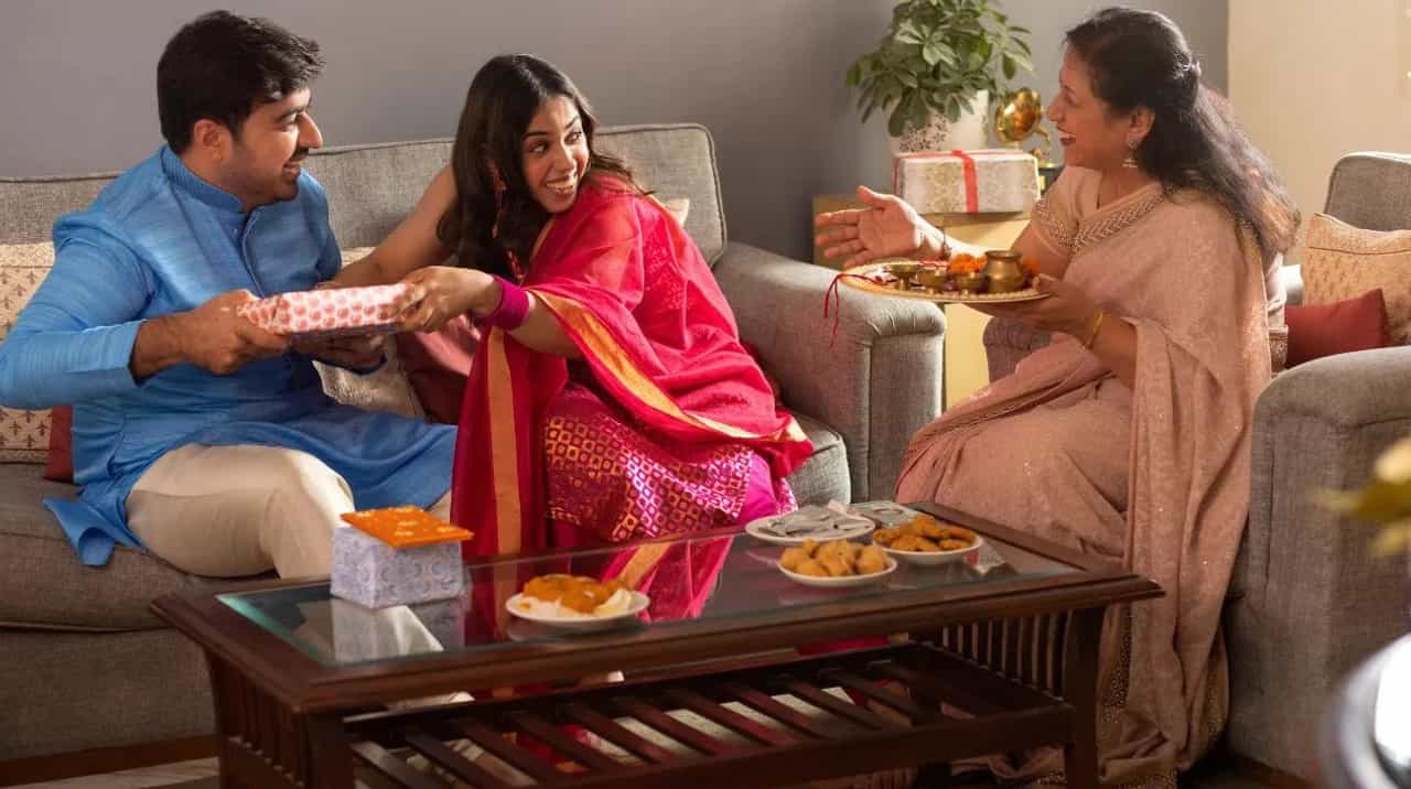 Raksha Bandhan 2024 : रक्षाबंधनाच्या दिवशी पाठवा लाडक्या भावा-बहिणीला पाठवा शुभेच्छा संदेश