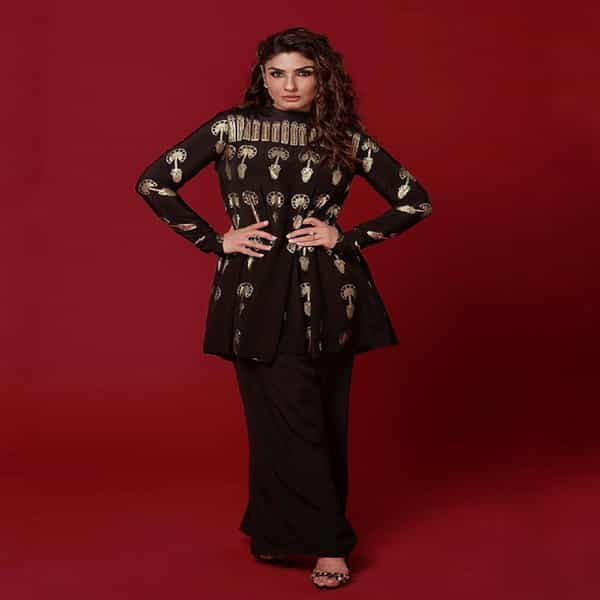 अभिनेत्री रवीना टंडन (Raveena Tandon) कायम कोणत्या न कोणत्या कारणामुळे चर्चेत असते. सध्या अभिनेत्रीचे काही फोटो सोशल मीडियावर तुफान व्हायरल होत आहेत.