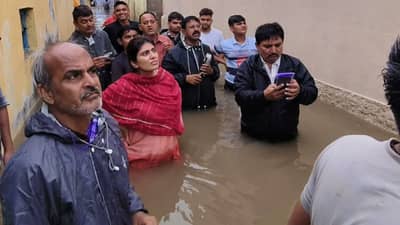 रविंद्र जडेजाच्या पत्नीचं कंबरेएवढ्या पाण्यात उतरत बचावकार्य, गुजरातमध्ये पावसामुळे जनजीवन विस्कळीत