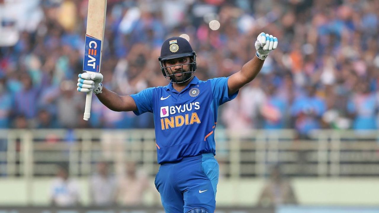 टीम इंडियाचा कॅप्टन रोहित शर्मा याच्या नावावर एक मोठा विक्रम आहे. रोहिच्या आपल्या करियरमध्ये वन डे क्रिकेटमध्ये तीन द्विशतके केली आहेत. आंतरराष्ट्रीय क्रिकेटमध्ये तीन द्विशतक करणारा तो एकमव खेळाडू आहे. रोहितने बलाढ्य ऑस्ट्रेलियाविरूद्ध एक आणि श्रीलंकेविरूद्ध दोन द्विशतके केली आहेत. वन डे क्रिकेटमध्ये तीन द्विशतके हा विक्रम मोडणे जवळपास अशक्य आहे.