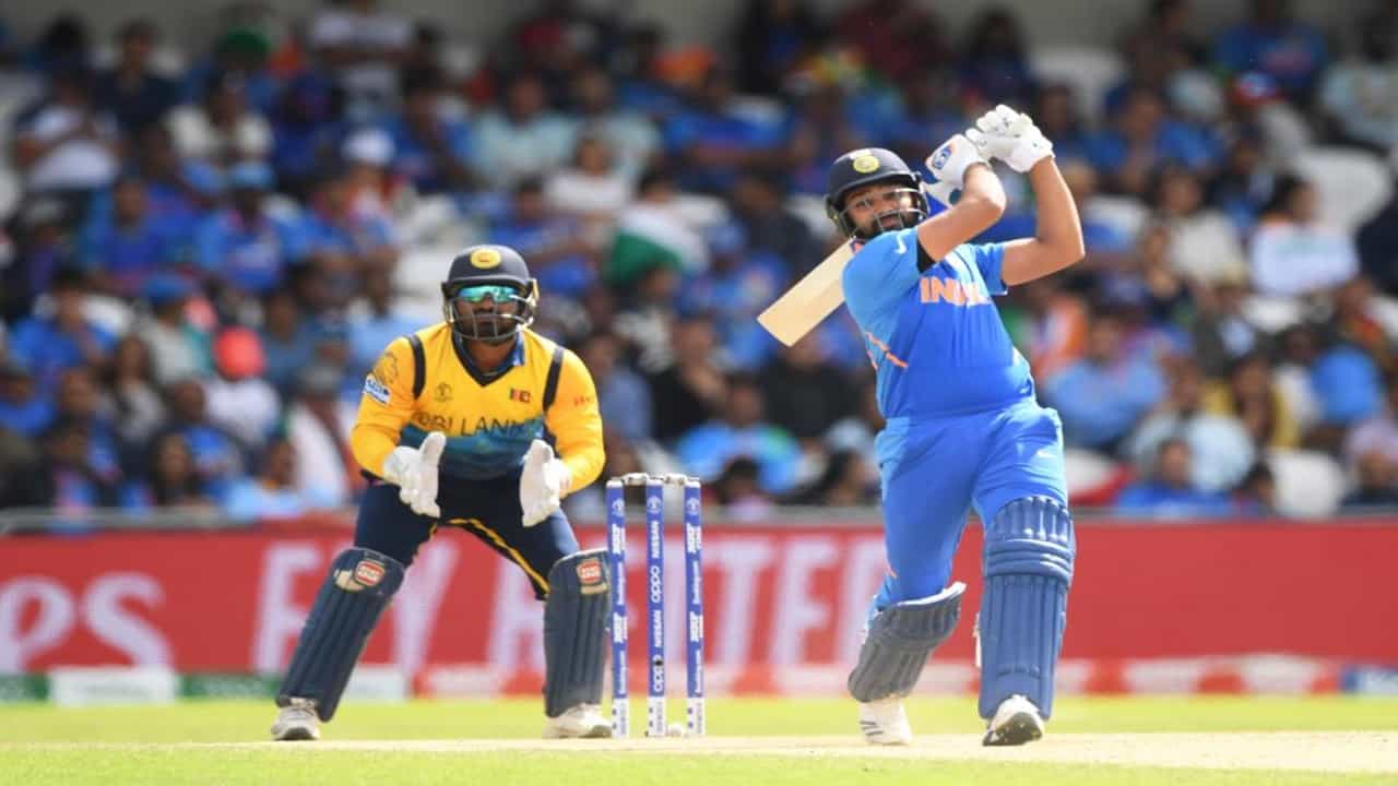 रोहित शर्मा याने 2014 साली श्रीलंके विरुद्ध वनडे सामन्यात अशी खेळी केली होती, ज्याचा कुणीच विचार केला नव्हता. रोहितने वनडे क्रिकेटमध्ये सर्वोच्च वैयक्तिक धावसंख्येचा वर्ल्ड रेकॉर्ड केला होता. रोहितचा हा वर्ल्ड रेकॉर्ड 10 वर्षांनंतरही कायम आहे.