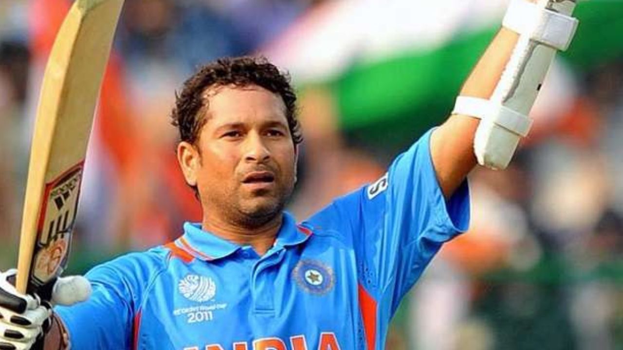 क्रिकेटचा देव म्हणून ओळखल्या जाणारा सचिन तेंडुलकरने 24 वर्षांच्या आपल्या करिययरमध्ये अनेक विक्रम रचले आहेत. शंभर शतकांचा विक्रम सचिनने केला आहे. कसोटीमध्ये 51 आणि वन डे क्रिकेमधील 49 अशी एकूण त्याच्या नावावर 101 शतके आहेत. हा विक्रम मोडणं जवळपास अशक्य आहे. आंतरराष्ट्रीय क्रिकेटमध्ये सचिनच्या नावावर 18426 धावांचा विक्रम आहे, जो एक विश्वविक्रम आहे.