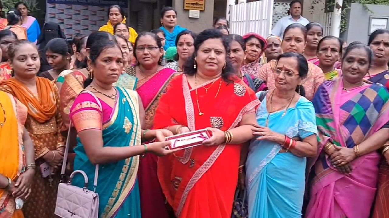 Ladki Bahin Yojana : 'लाडक्या बहिणीं'कडून अजितदादांसाठी चक्क सोन्याची राखी, बघा काय म्हणाल्या?