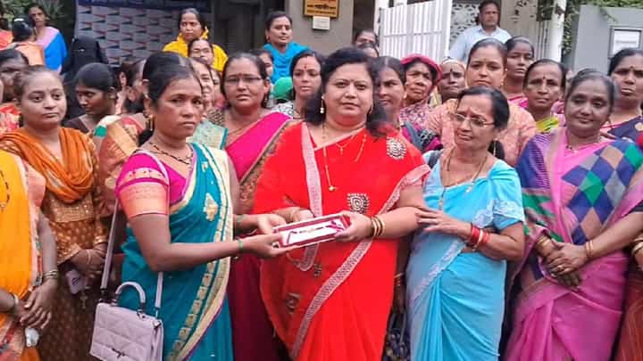 Ladki Bahin Yojana : 'लाडक्या बहिणीं'कडून अजितदादांसाठी चक्क सोन्याची राखी, बघा काय म्हणाल्या? Ladki Bahin Yojana : 'लाडक्या बहिणीं'कडून अजितदादांसाठी चक्क सोन्याची राखी, बघा काय म्हणाल्या?