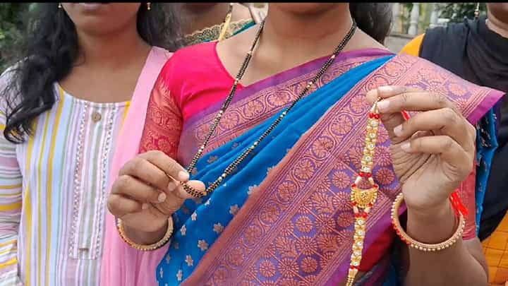 Ladki Bahin Yojana : खऱ्या अर्थानं 'लाडक्या' बहिणीची वेडी माया... मंगळसूत्राची केली राखी अन् मुख्यमंत्र्यांना दिली Ladki Bahin Yojana : खऱ्या अर्थानं 'लाडक्या' बहिणीची वेडी माया... मंगळसूत्राची केली राखी अन् मुख्यमंत्र्यांना दिली