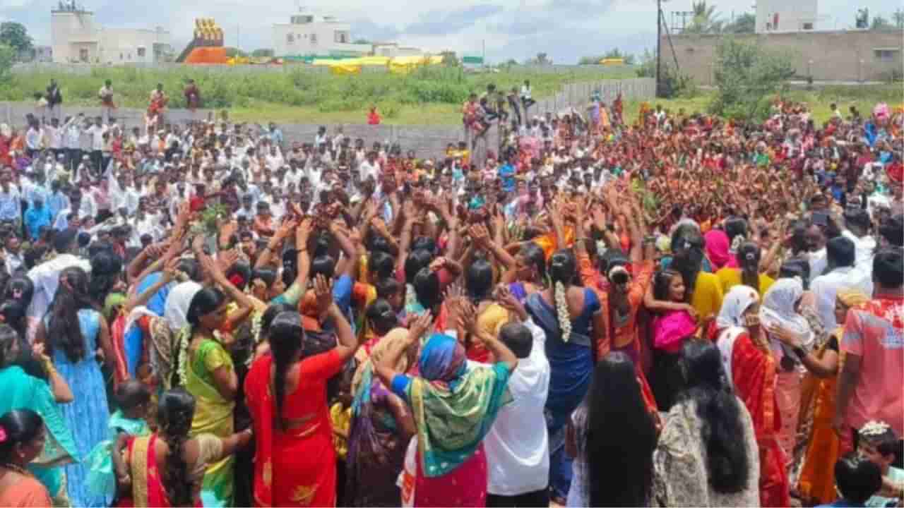 महिला समारोसमोर येतात, एकमेकांना हातवारे आणि प्रचंड शिवीगाळ, साताऱ्याच्या दोन गावांची अजब प्रथा