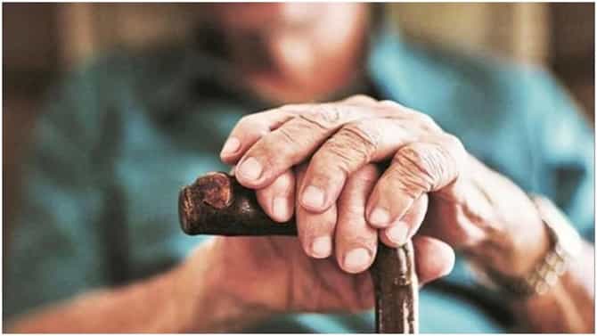 राज्य सरकारकडून ज्येष्ठ नागरिकांसाठी तीर्थदर्शन योजना, प्रति व्यक्ती मिळणार 30 हजार रुपये