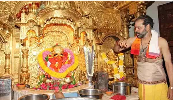 1-सिद्धिविनायक मंदिर देशाची आर्थिक राजधानी मुंबईत सिद्धिविनायक मंदिरातील देशातील सर्वात प्रसिद्ध मंदिरापैकी मानले जात आहे. हे मंदिर 1801 मध्ये उभारण्यात आले होते.मुंबईला तुम्ही जेव्हा भेट द्याल त्यावेळी या दादर-प्रभादेवी येथील सिद्धिविनायक मंदिरातील जागृत गणेशाचे दर्शन घेऊन आशीवार्द घेऊ शकता.