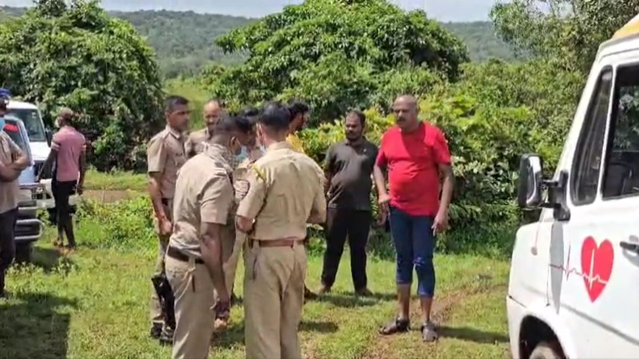 सावंतवाडीत 3 वर्षीय चिमुकलीच्या मृतदेहाची परस्पर विल्हेवाट; पोलिसांनी मृतदेह काढला खणून सावंतवाडीत 3 वर्षीय चिमुकलीच्या मृतदेहाची परस्पर विल्हेवाट; पोलिसांनी मृतदेह काढला खणून