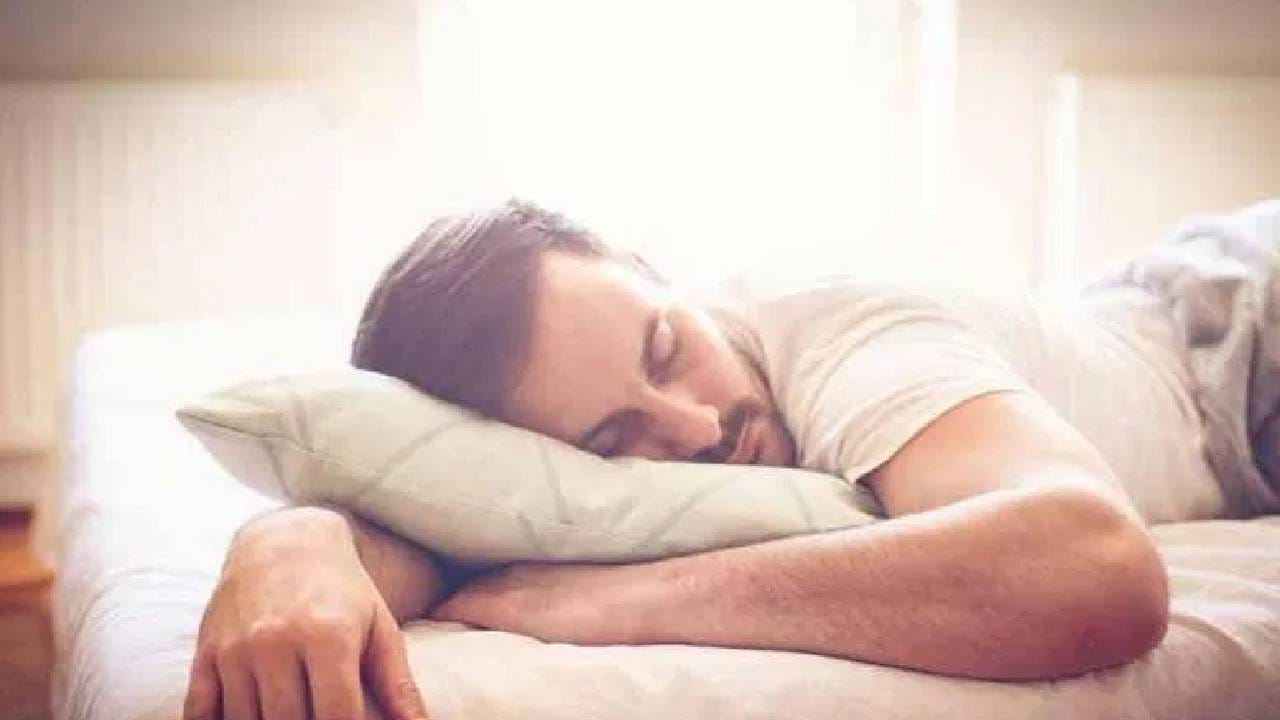 पश्चिम दिशेला डोकं ठेवून झोपल्यावर व्यक्तीला कीर्ति प्राप्त होते. प्रत्येक ठिकाणी त्यांना मानसन्मान मिळतो. त्यांची लोकप्रियता वाढते.