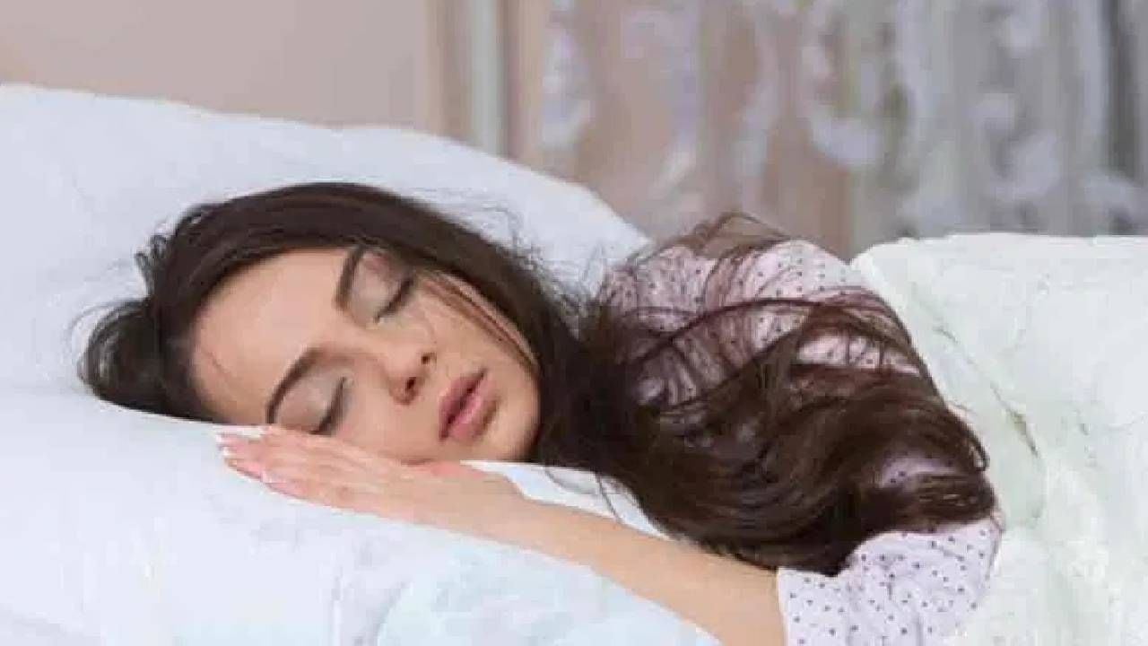 उत्तर दिशा सुद्धा अत्यंत शुभ मानली जाते. ही देवी देवतांची दिशा असते. पण उत्तर दिशेला डोकं करून झोपणं अशुभ फलदायी मानलं जातं. यामुळे आयुष्यात नकारात्मकता येते. आजार वाढतो. या दिशेला डोकं करून झोपणारे कोणत्याही आजाराशिवाय अस्वस्थ असतात. 