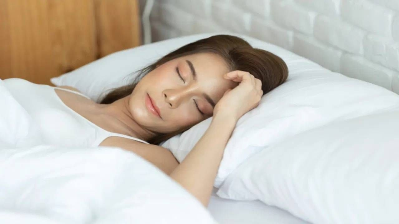 वैज्ञानिक दृष्टीकोनातून सांगायचं झालं तर उत्तर दिशेला डोकं करून झोपू नये. गुरुत्वाकर्षणामुळे ब्लड सर्क्युलेशनवर उलटा परिणाम होतो. त्यामुळे ब्रेन हॅमरेज आणि हार्ट अटॅक येण्याची शक्यता असते. त्यामुळेच वैज्ञानिक दृष्टीकोनातून दक्षिण दिशेलाच डोकं करून झोपलं पाहिजे.