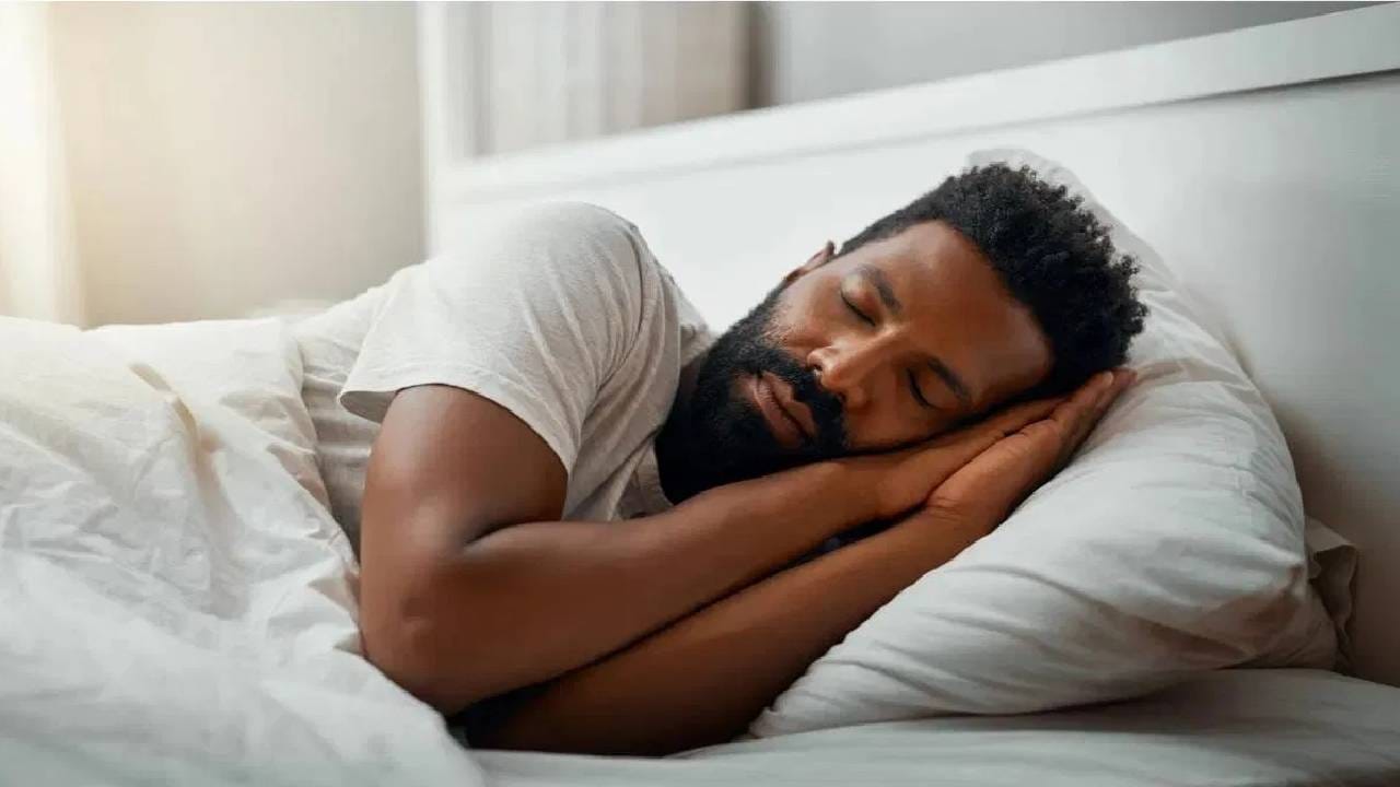 झोपताना काही गोष्टी लक्षात ठेवल्या पाहिजे. अंथरुणावर कधीच घाणेरडे पाय घेऊन जाऊ नका. आधी हातपाय स्वच्छ धुऊनच मगच अंथरूणावर जा. अंथरुणावर कधीच जेवण करू नका. चादर, गोधडी, उशी या गोष्टी लवकर खराब होतात. त्या स्वच्छ असल्या पाहिजे. 