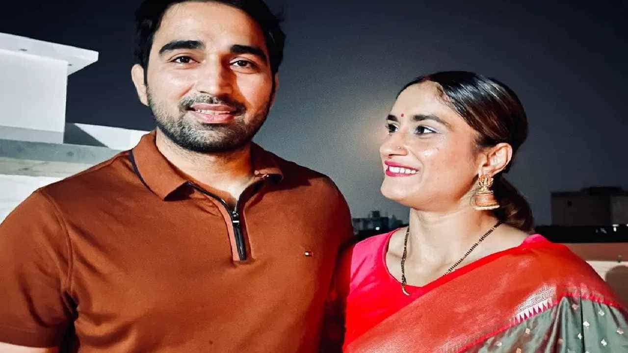 पॅरिस ऑलिम्पिकमध्ये फायनलआधी अपात्र ठरवणं आणि त्यानंतर अचानक जाहीर केलेली निवृत्ती यामुळे विनेश फोगाटची सध्या सर्वत्र चर्चा सुरु आहे. विनेश फोगाटच व्यक्तीगत जीवन कसं आहे? तिचे पती कोण आहेत? या बद्दल जाणून घ्या.